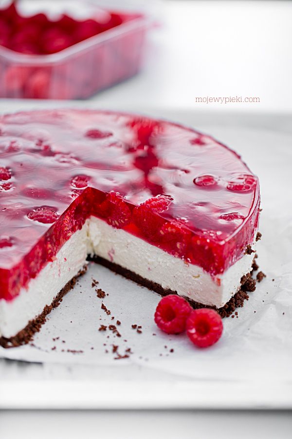 No-bake raspberry cheesecake with jelly