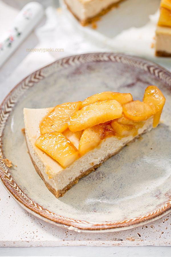 Maple syrup cheesecake with caramelised apples