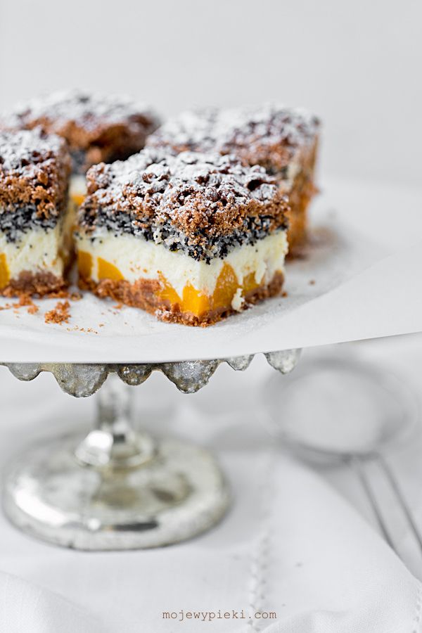 Cheesecake with poppy seeds, coconut and peaches