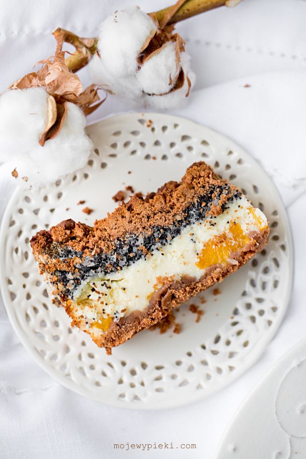 Cheesecake with poppy seeds, coconut and peaches