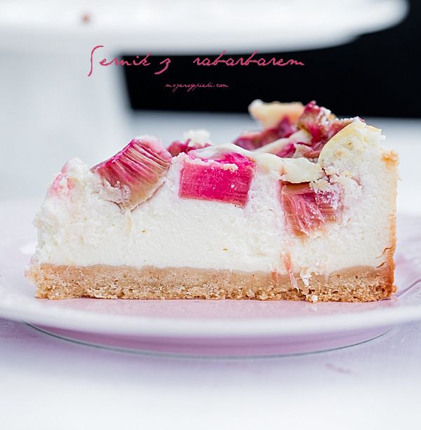 Rhubarb cheesecake with cinnamon and ginger