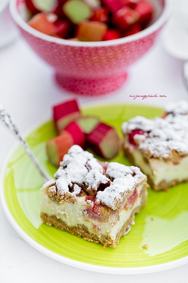 Rhubarb crumble cheesecake bars