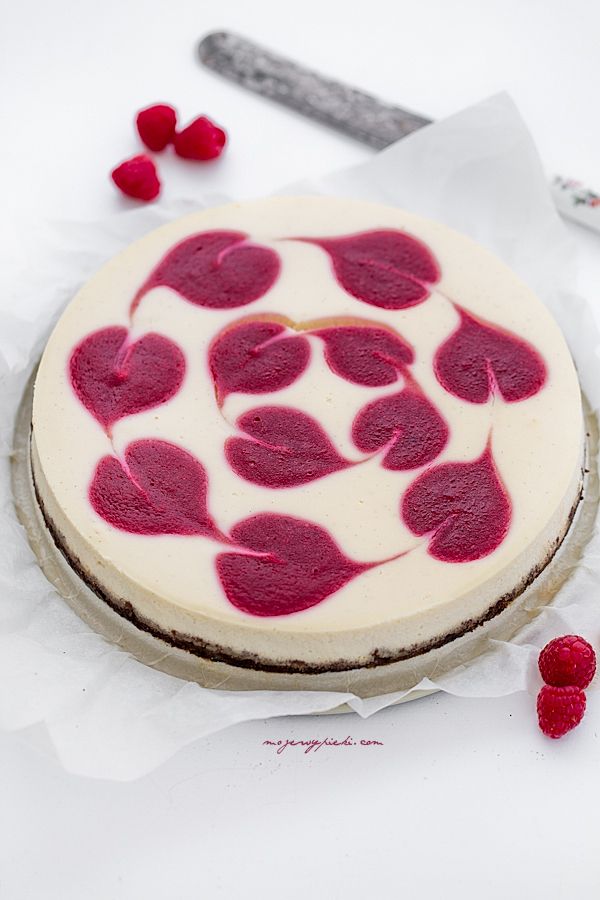 Vanilla cheesecake with raspberry sauce