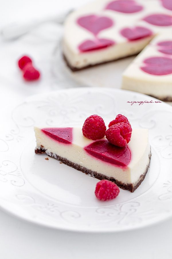 Vanilla cheesecake with raspberry sauce 
