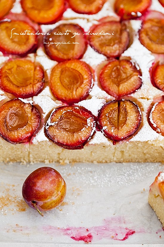 vanilla sour cream cake with plums