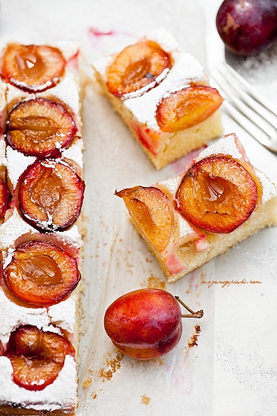 vanilla sour cream cake with plums