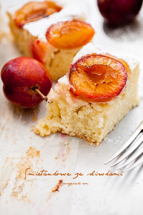 Vanilla sour cream cake with plums