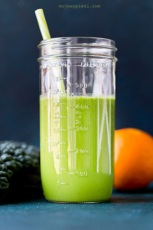 Kale, pear and pineapple smoothie