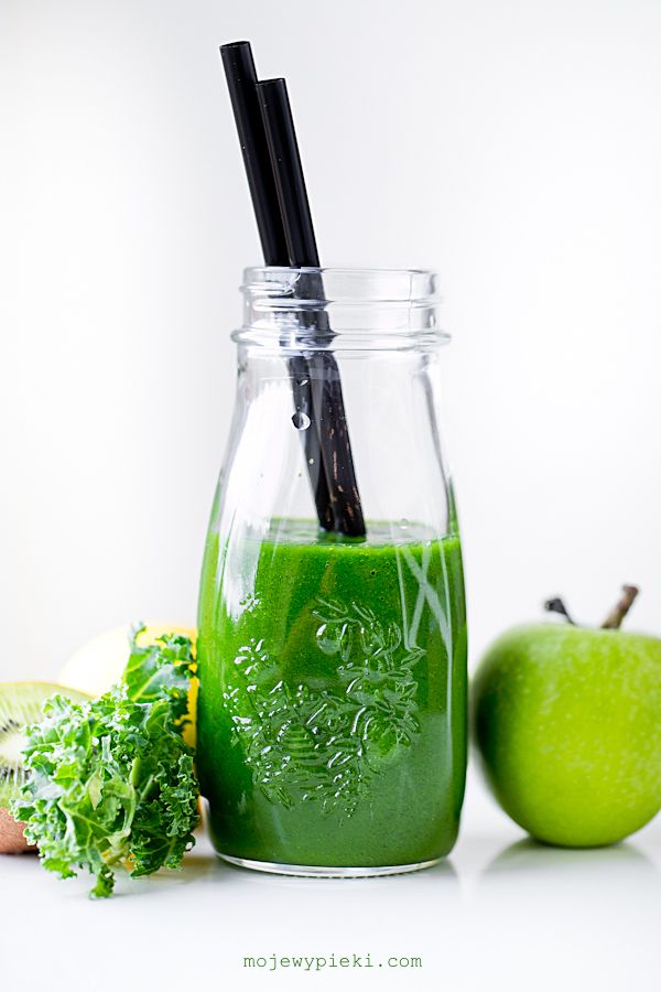 Kale, apple and kiwi smoothie