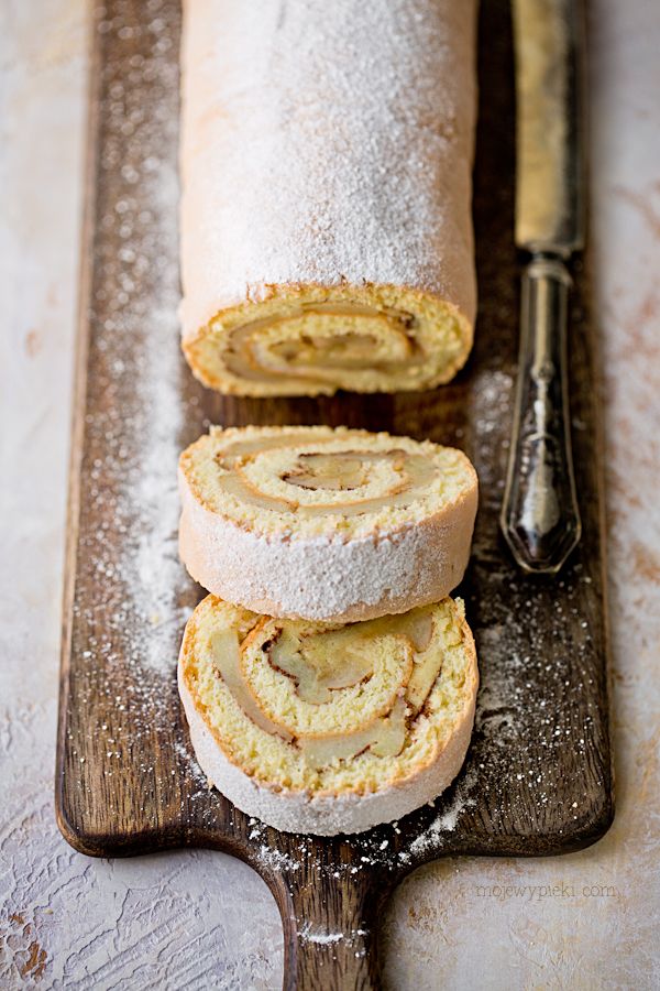 Old-fashioned apple Swiss roll