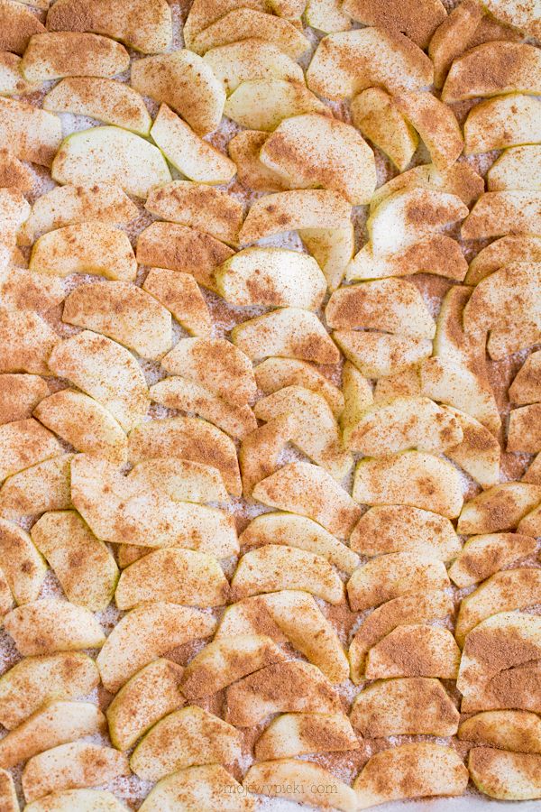 Old-fashioned apple Swiss roll