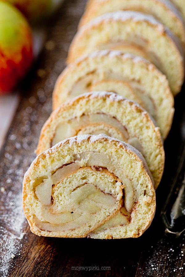 Old-fashioned apple Swiss roll