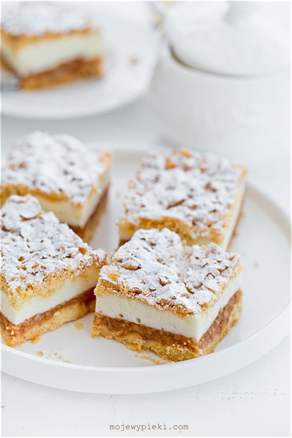 Polish apple cake with light meringue foam