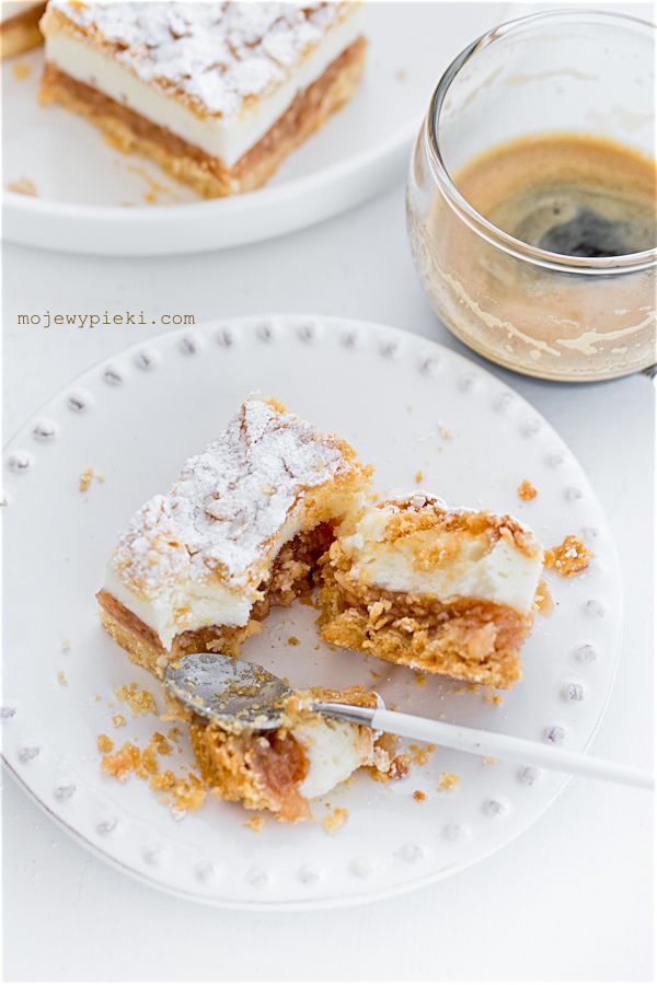 Polish apple cake with light meringue foam