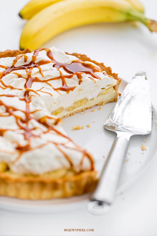 Banana tart with custard and salted caramel