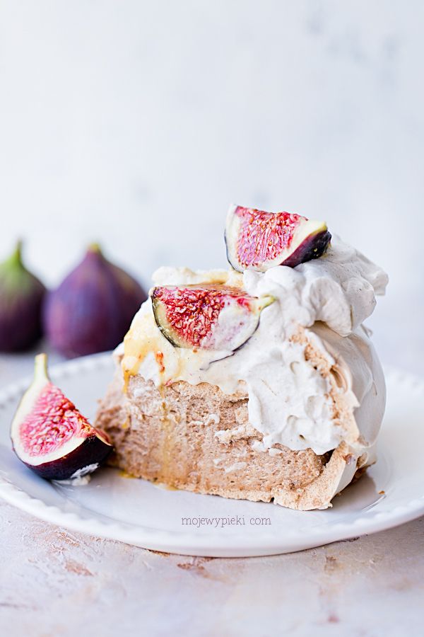 Toffee Pavlova with cinnamon and figs