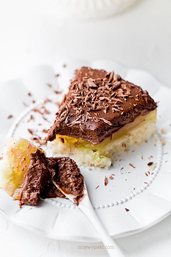 Pear torte with chocolate mousse