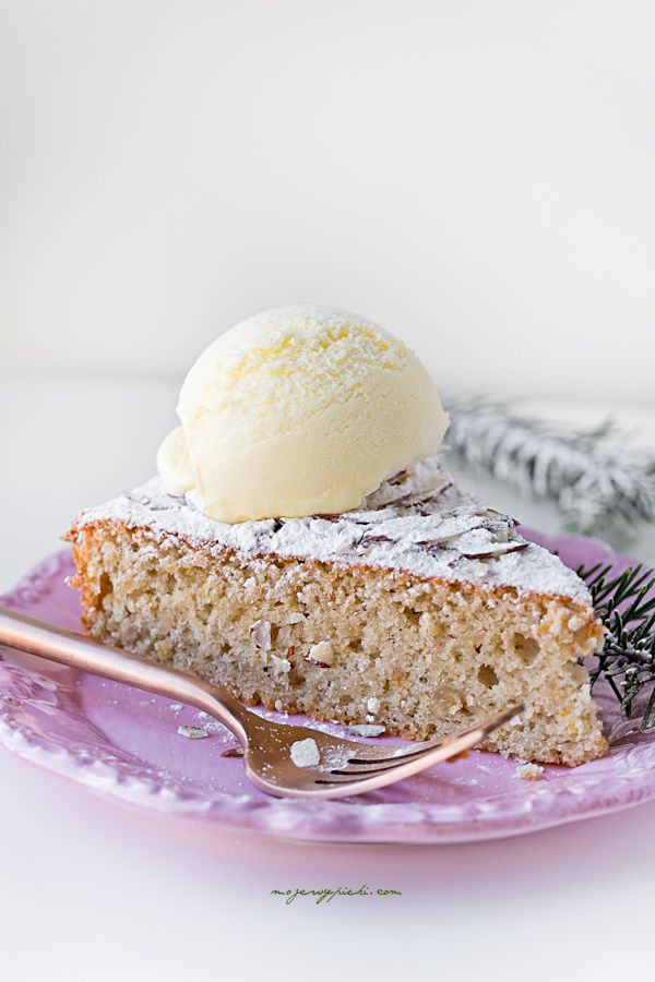 Majorcan almond cake