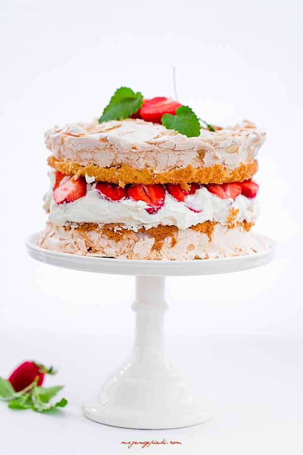 Double meringue strawberry cake