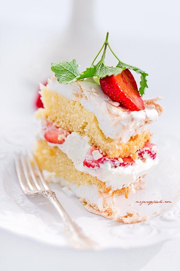 Double meringue strawberry cake