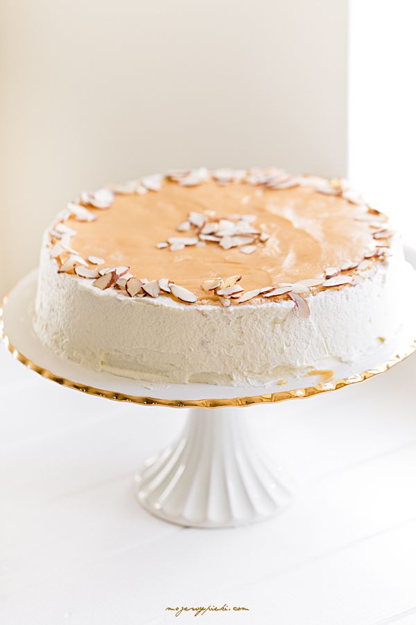 Sponge cake with toffee sauce