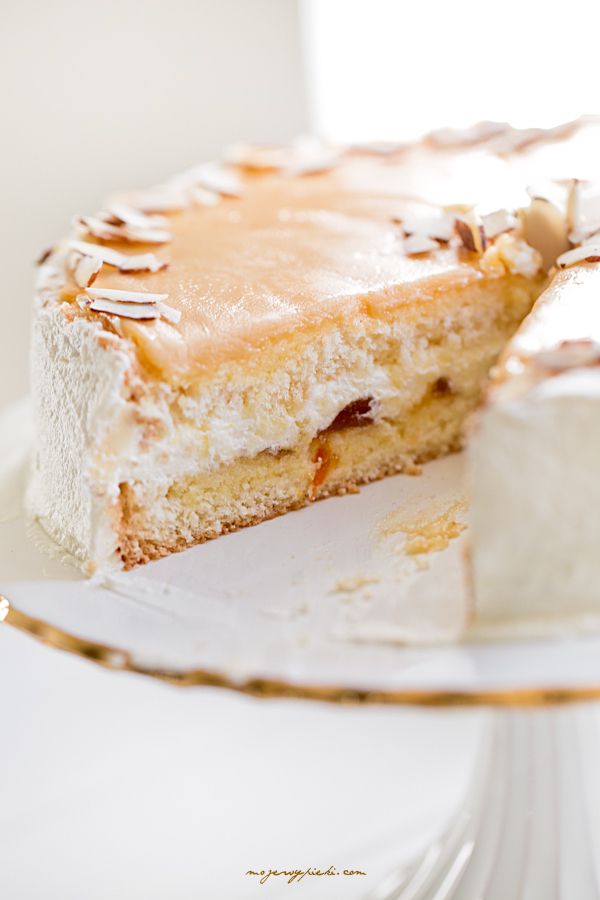 Sponge cake with toffee sauce
