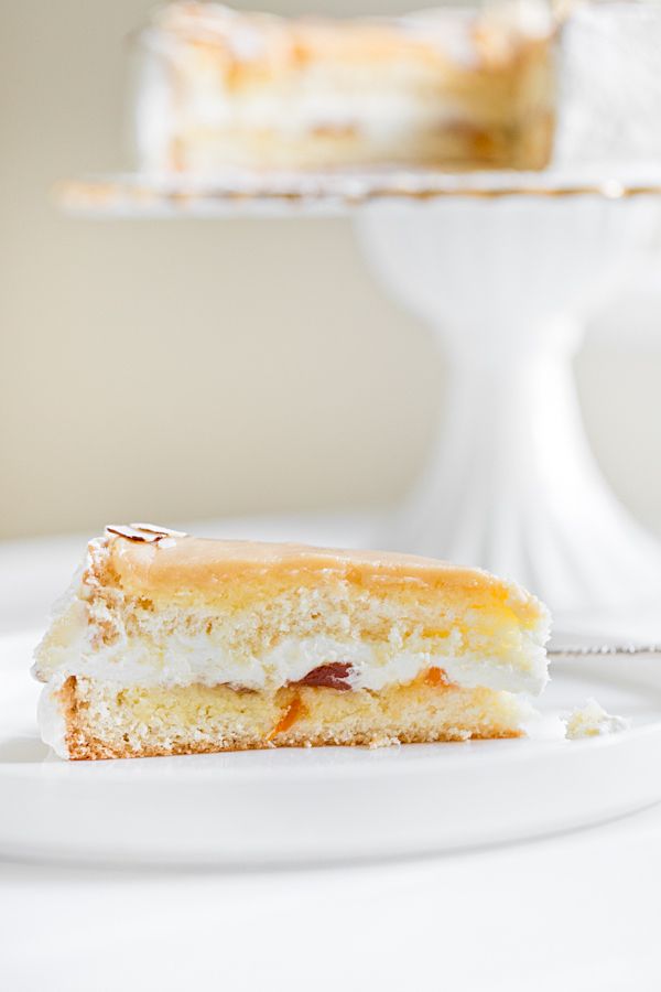 Sponge cake with toffee sauce