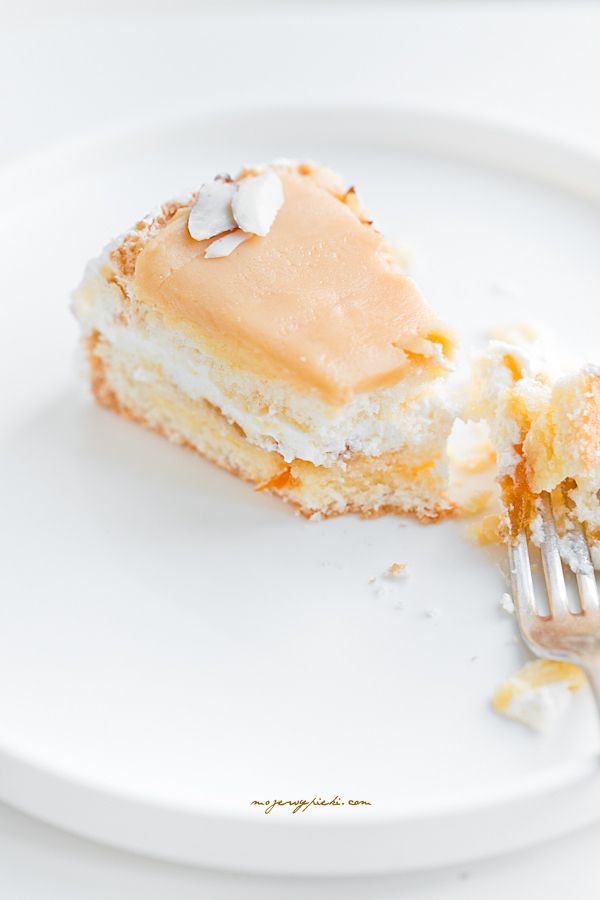 Sponge cake with toffee sauce