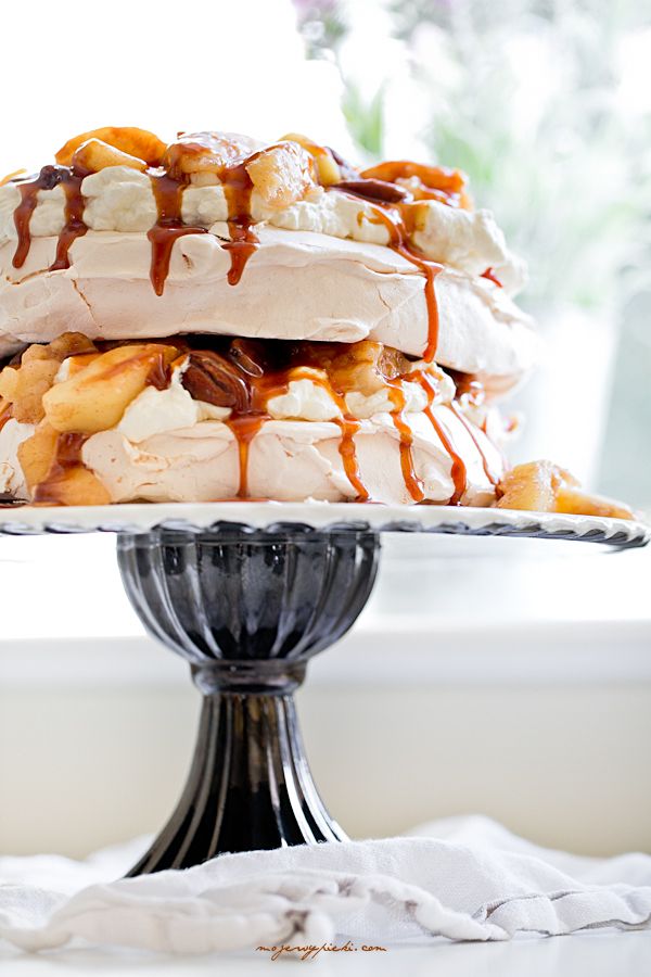 Meringue cake with apples, pecans and caramel