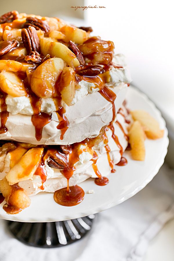 Meringue cake with apples, pecans and caramel