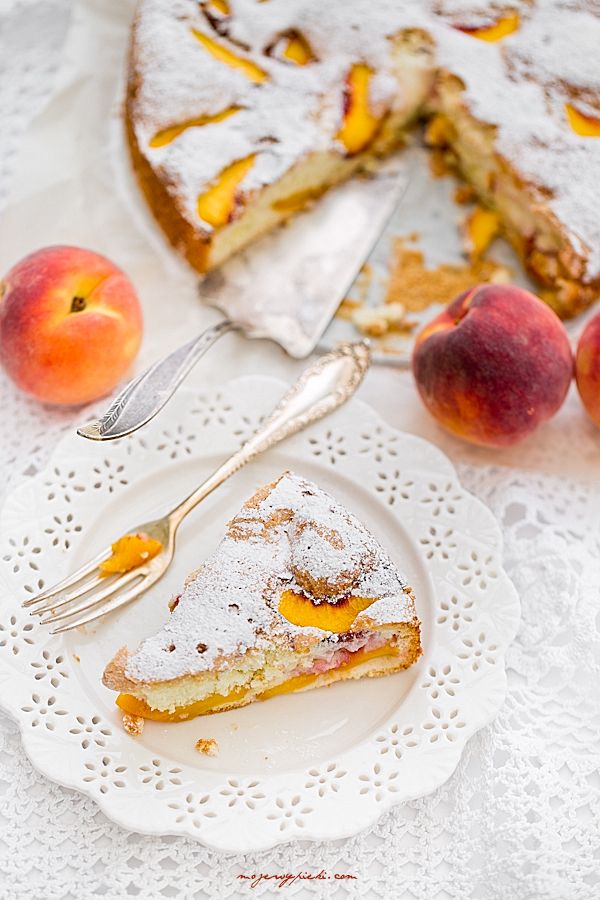 Torta Margherita with peaches