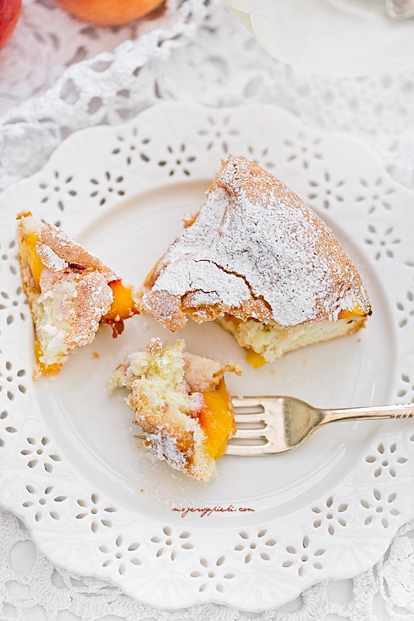 Torta Margherita with peaches