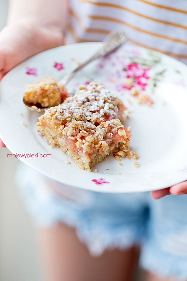 Tropical rhubarb crumble slice
