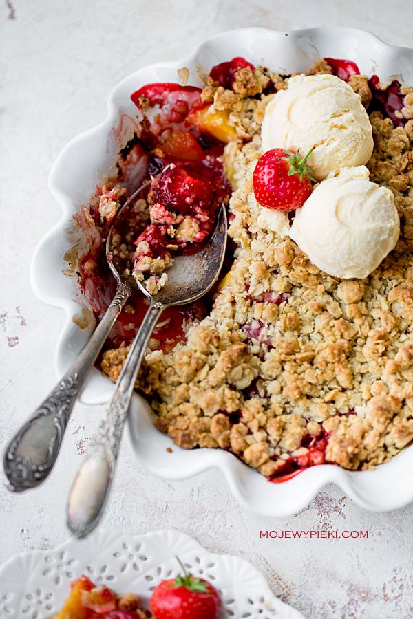 Strawberry & Mango Oat Crumble