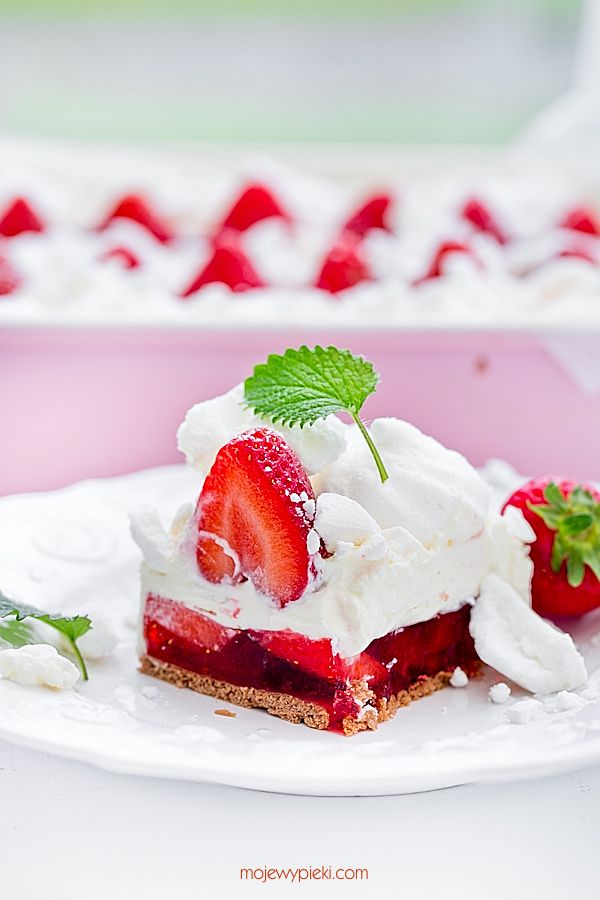 No-bake strawberry cloud cake