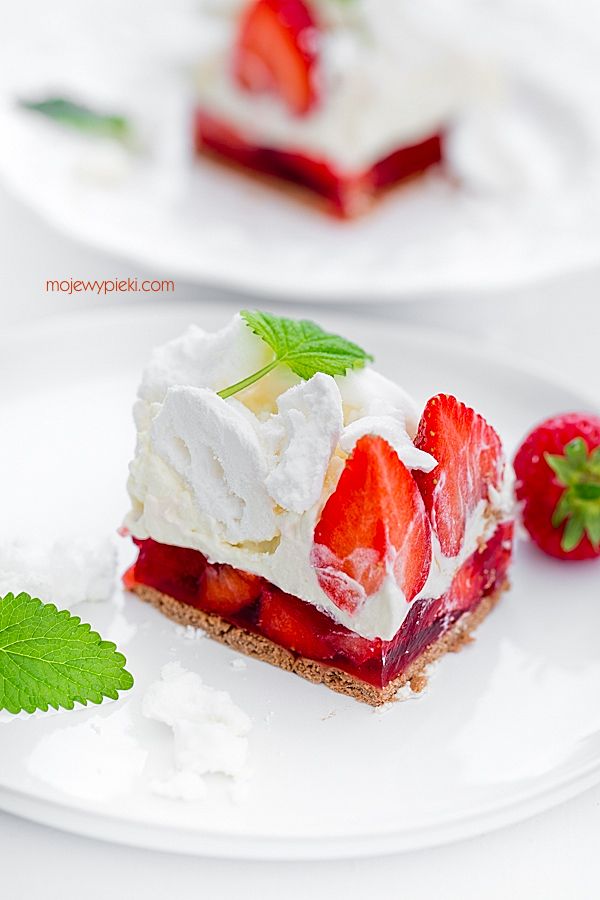 No-bake strawberry cloud cake