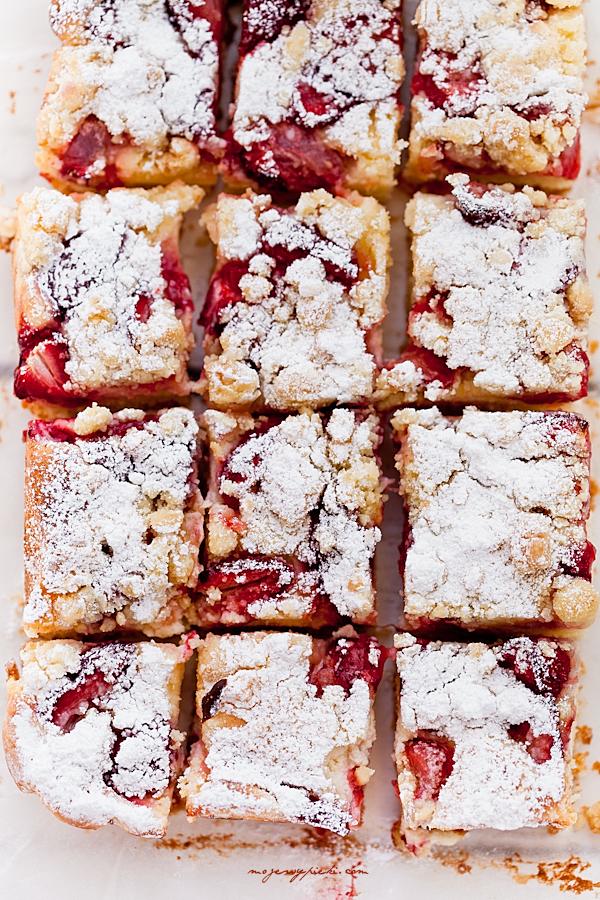 Vanilla crumb cake with sweet cheese filling and strawberries