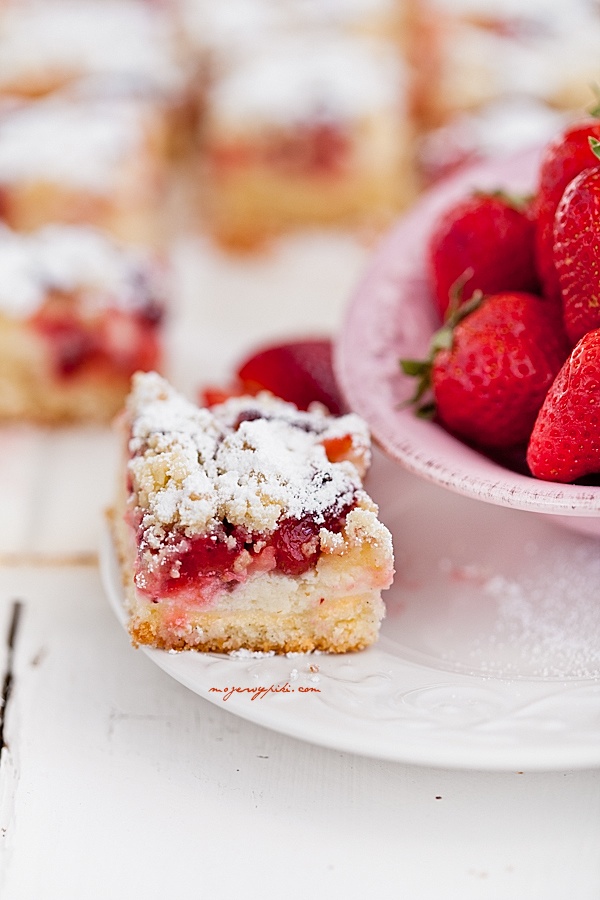 Vanilla crumb cake with sweet cheese filling and strawberries