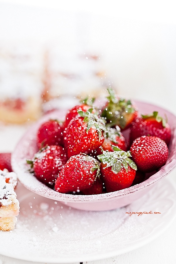 Vanilla crumb cake with sweet cheese filling and strawberries