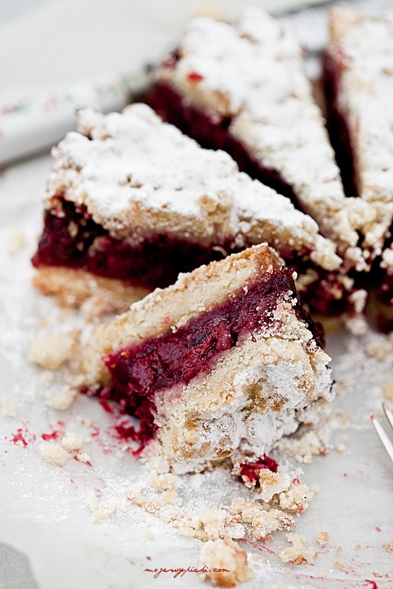 Cherry pie crumble cake