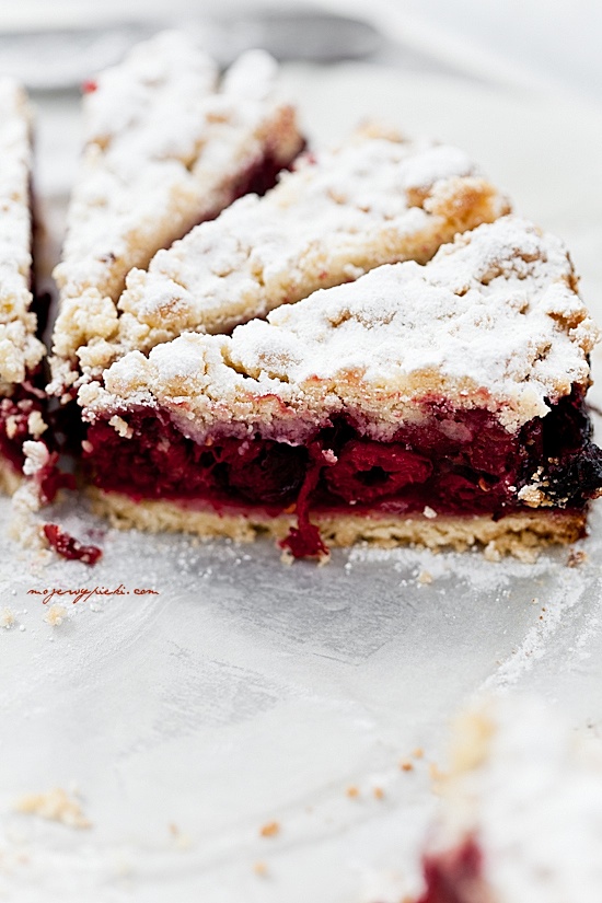 Cherry pie crumble cake