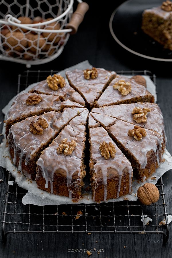 Italian courgette cake with lemon glaze
