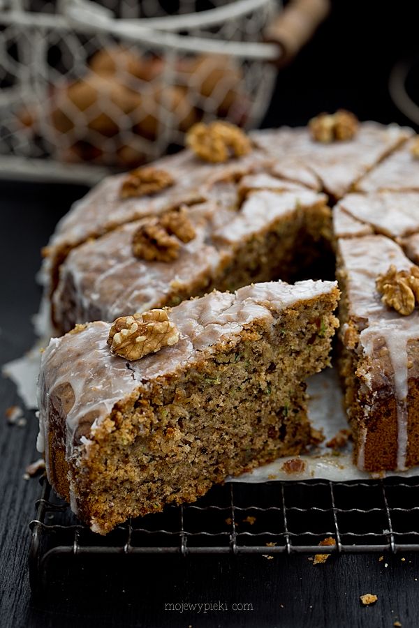 Italian courgette cake with lemon glaze