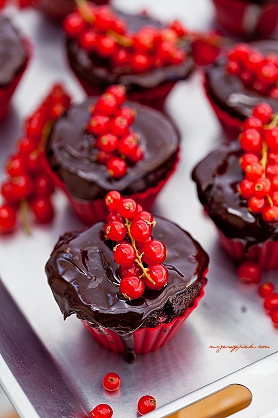 Chocolate redcurrant cupcakes