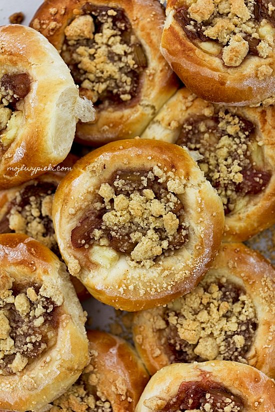 Rhubarb and custard buns with ginger crumble