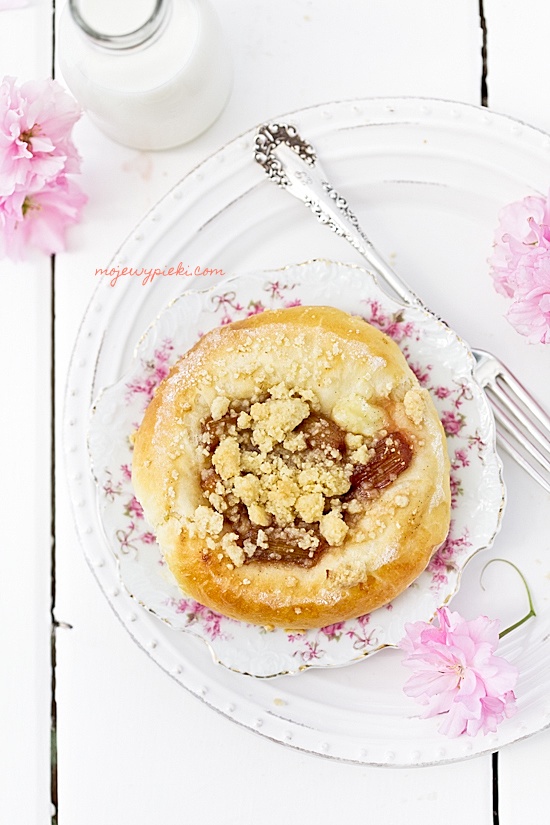 Rhubarb and custard buns with ginger crumble