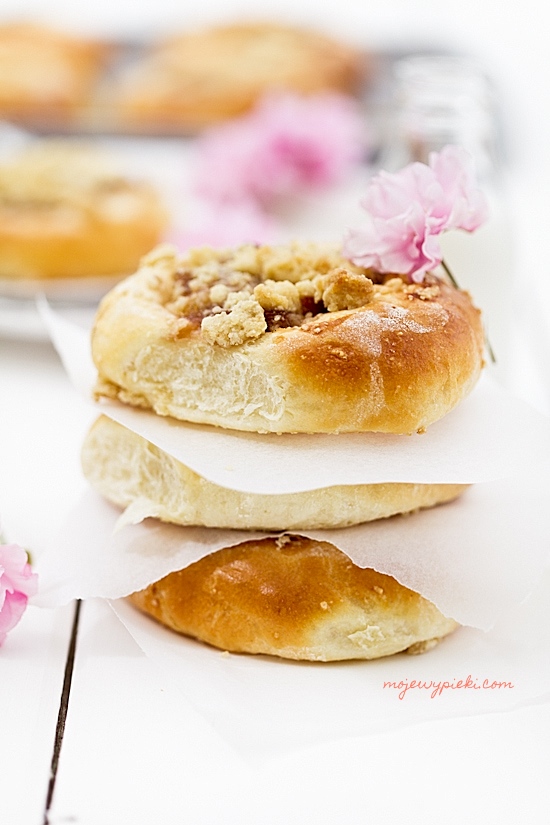 Rhubarb and custard buns with ginger crumble