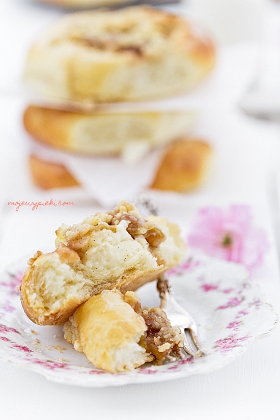 Rhubarb and custard buns with ginger crumble