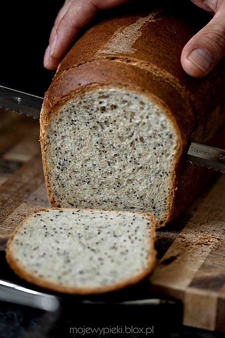 Poppy seed white bread