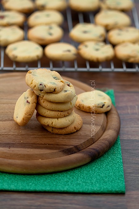 Lemon polenta and cranberry cookies